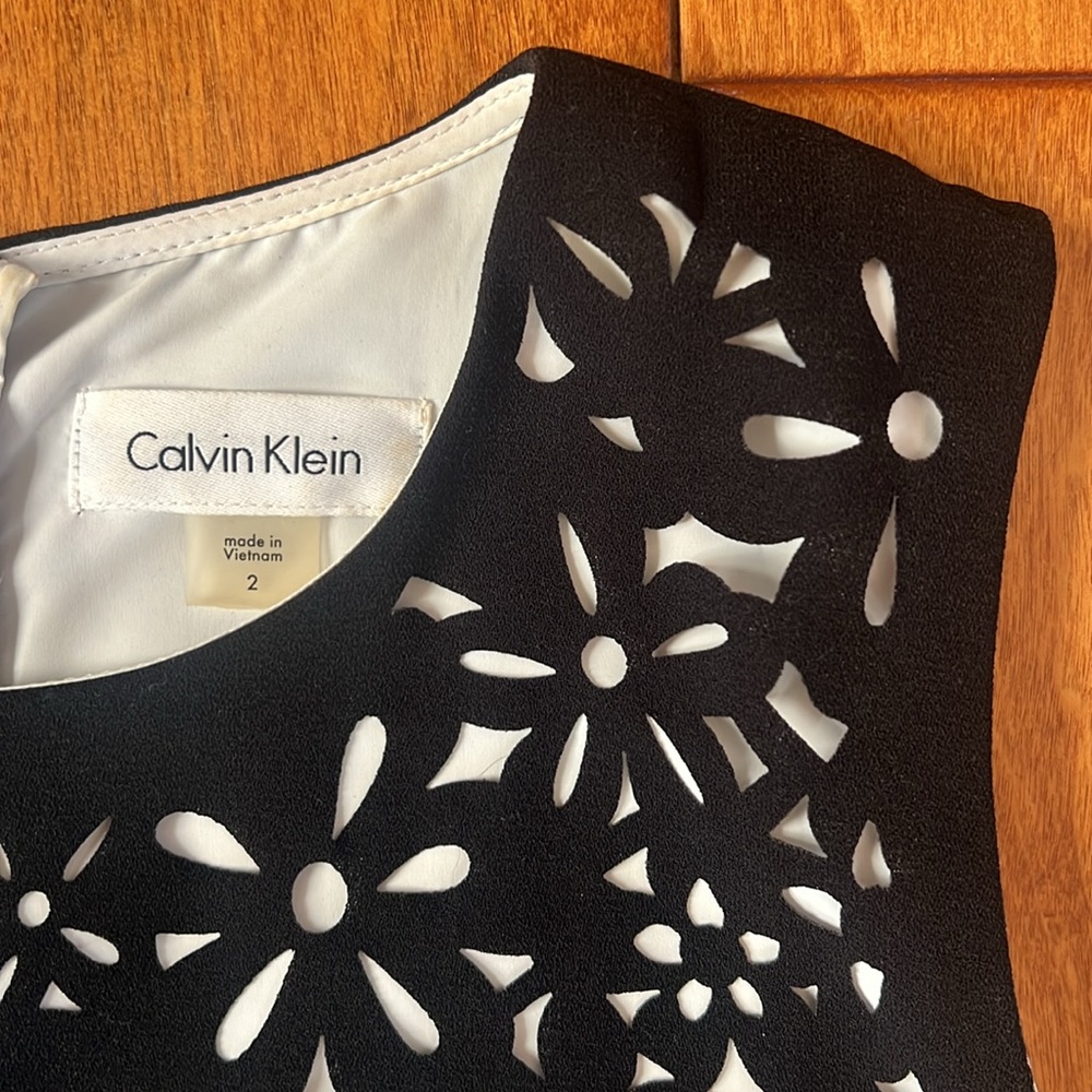 Calvin Klein Black Floral Laser Cut Sheath Dress Size 2 Career Cocktail Elegant - Picture 3 of 7
